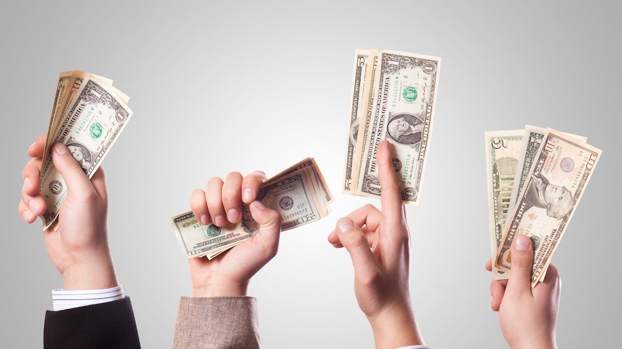  Hands holding money